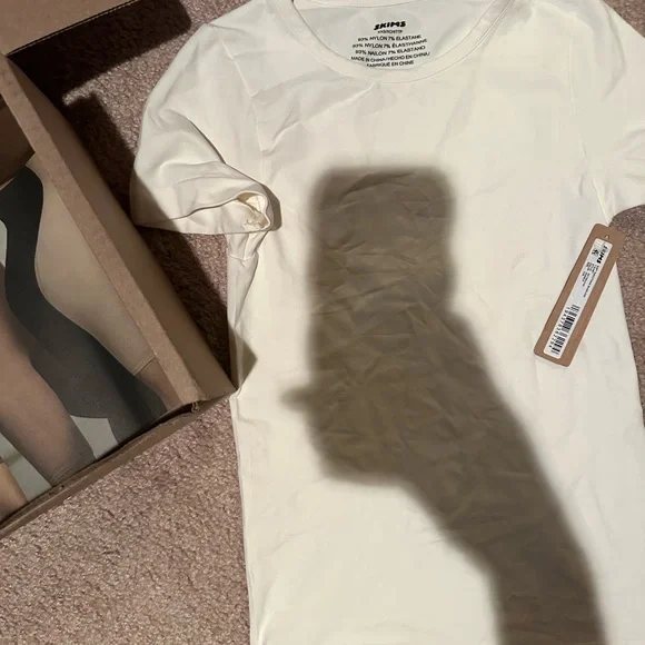 Skims Soft Seamless Tee in marble - Picture 3 of 3